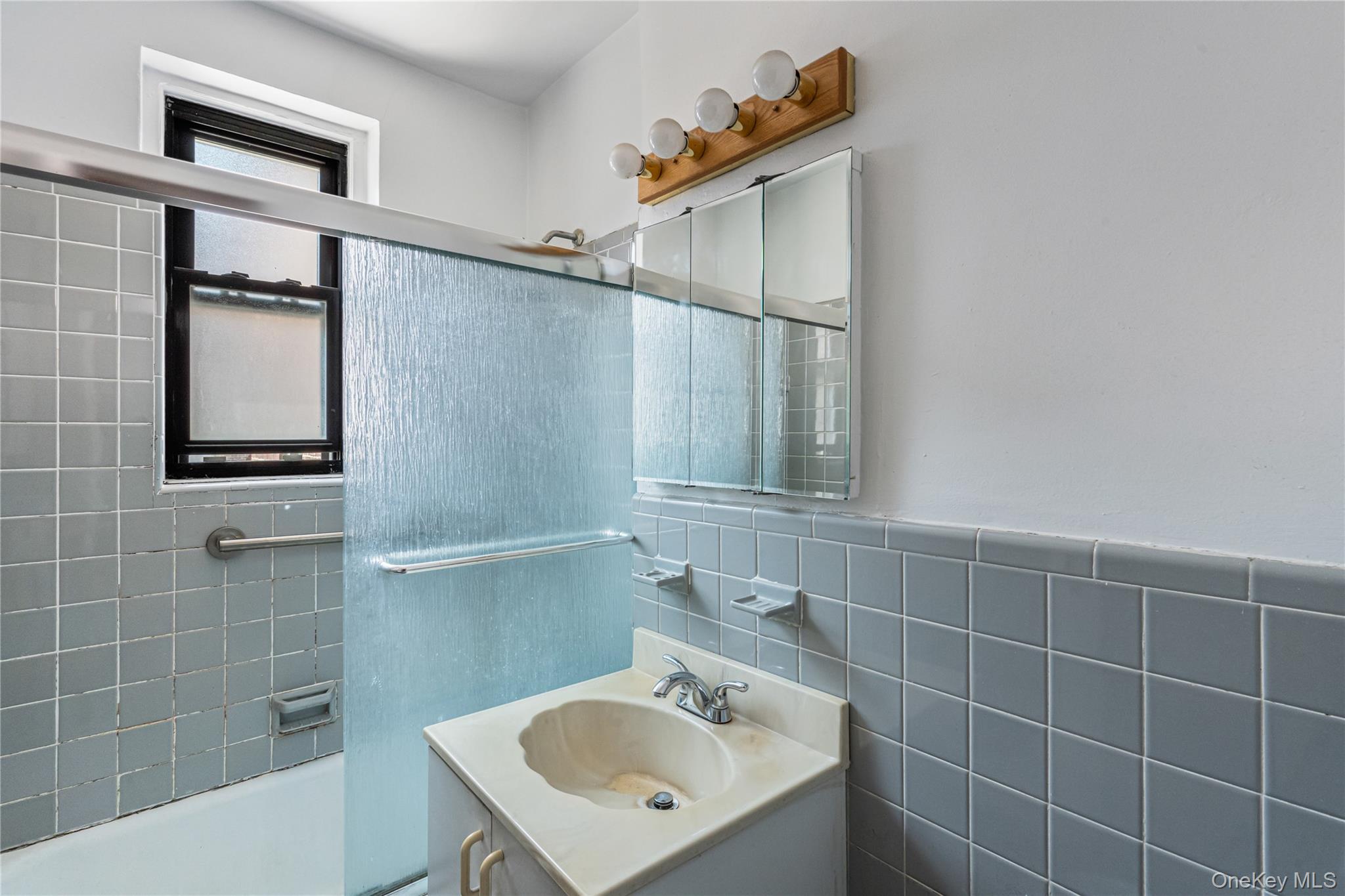 102-30 Queens Boulevard # 3R, Forest Hills, NY 11375