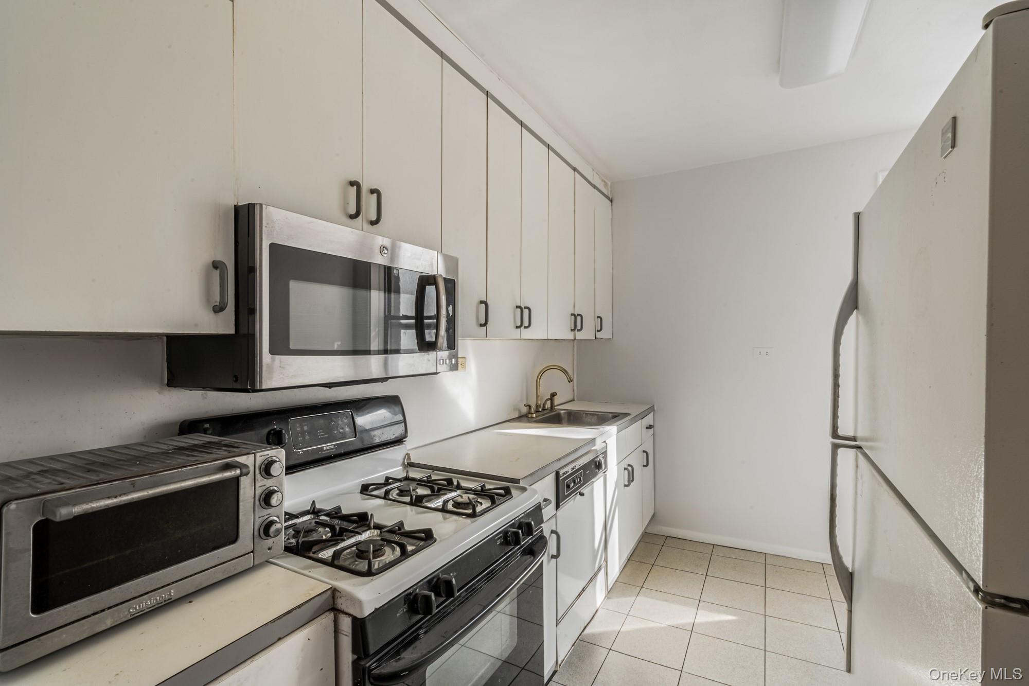 102-30 Queens Boulevard # 3R, Forest Hills, NY 11375