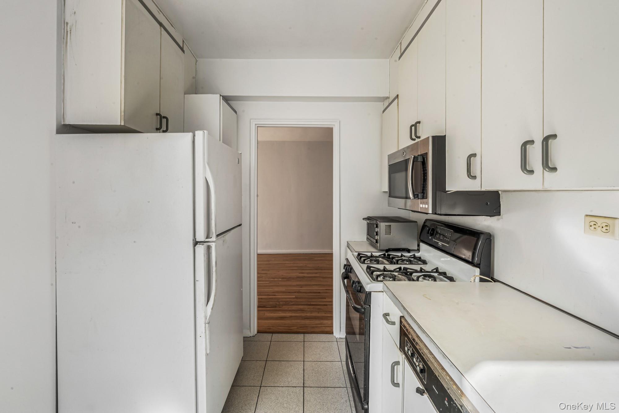 102-30 Queens Boulevard # 3R, Forest Hills, NY 11375