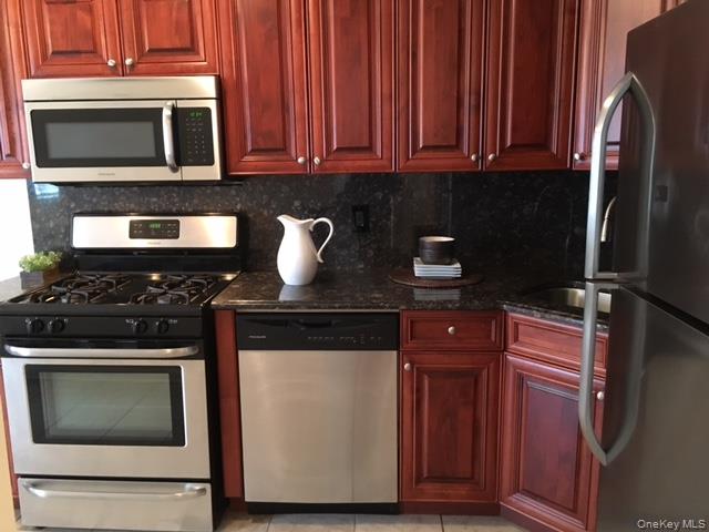 1421 Broadway Avenue # 211R, Hewlett, NY 11557