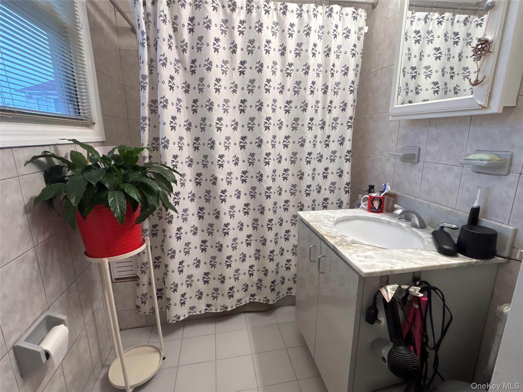 30 Hicks Lane # Apt 1, Great Neck, NY 11024