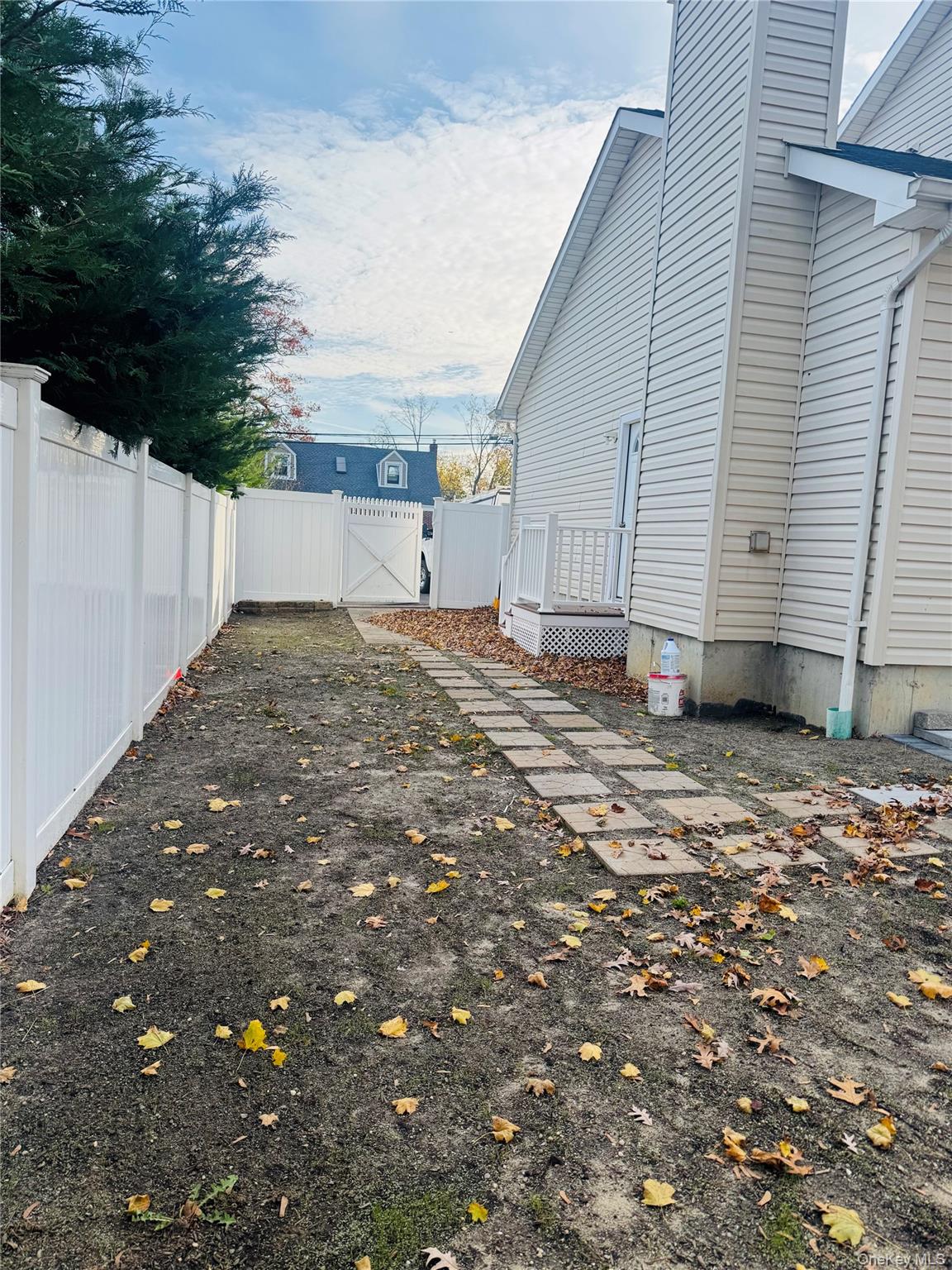 11 Elm Street, Islip, NY 11751