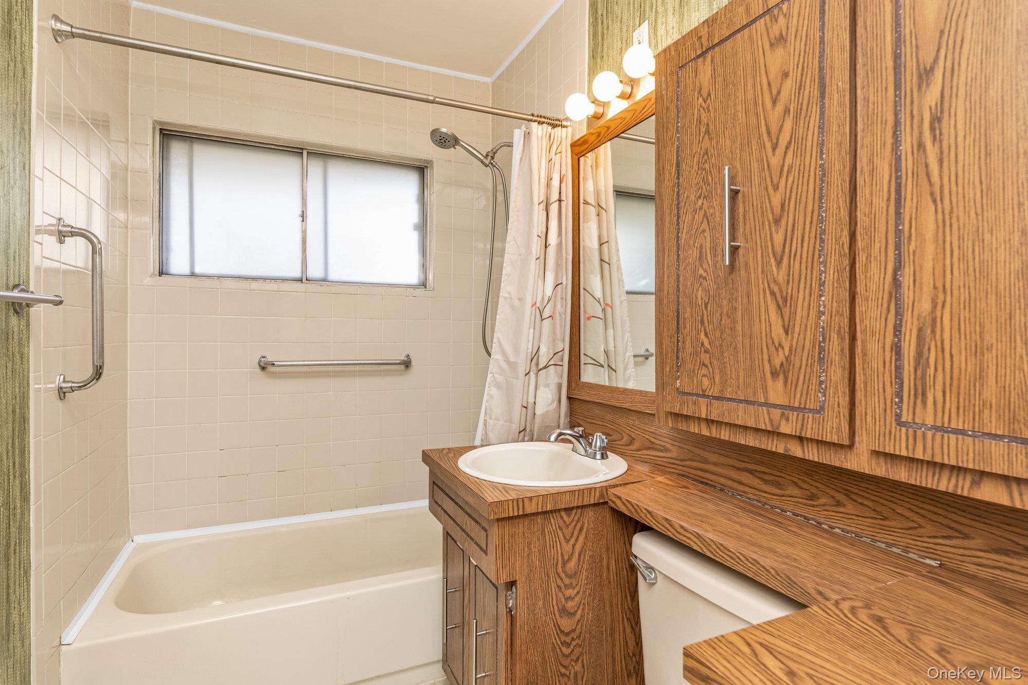 25 March Lane, Westbury, NY 11590