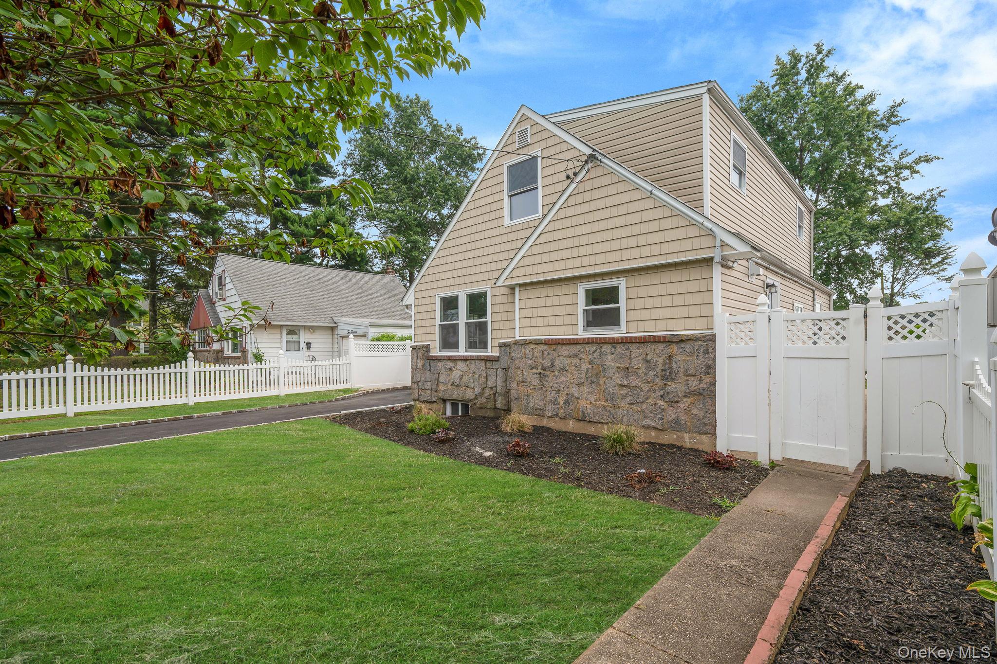 215 W Marie Street, Hicksville, NY 11801