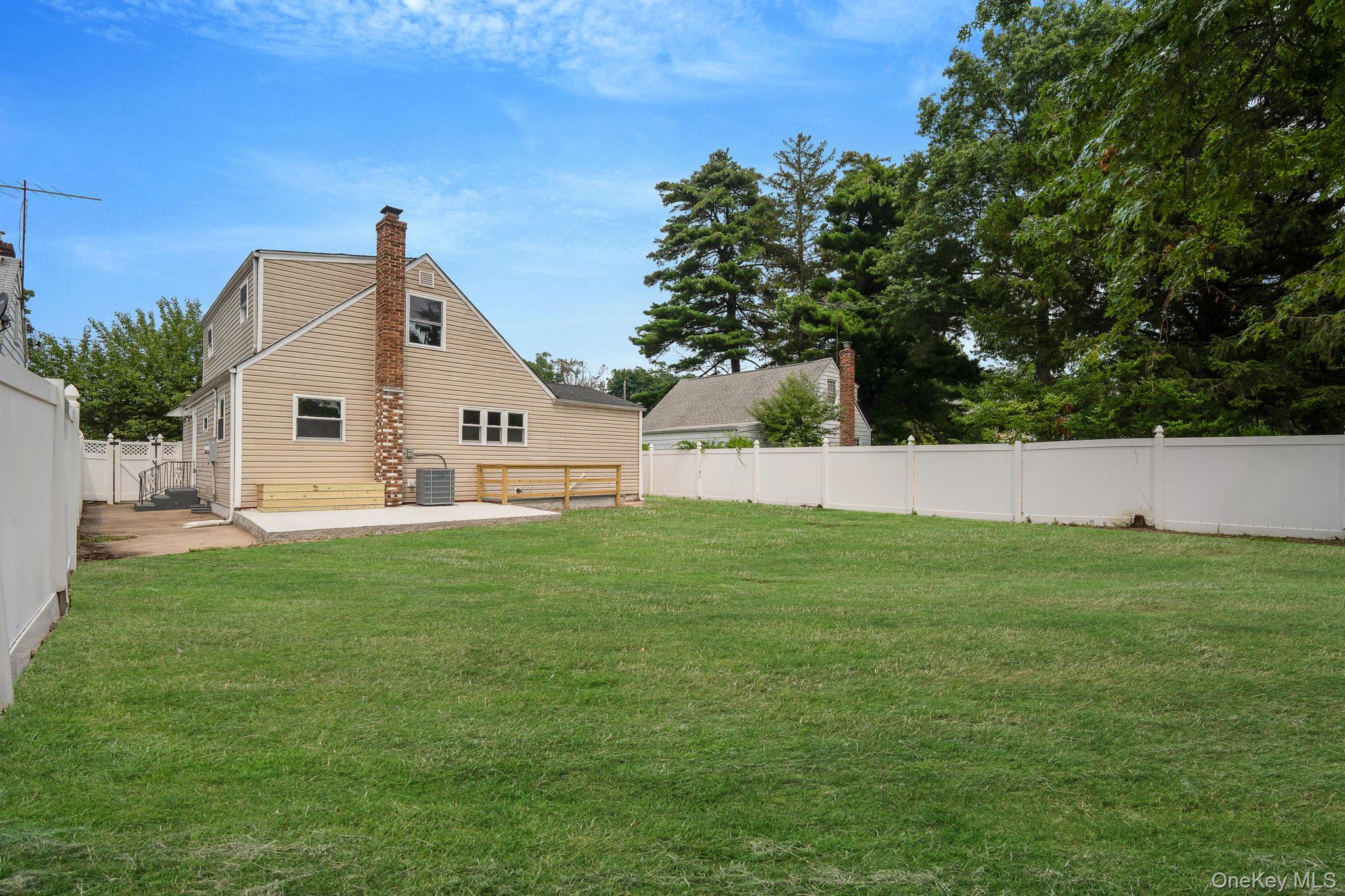 215 W Marie Street, Hicksville, NY 11801