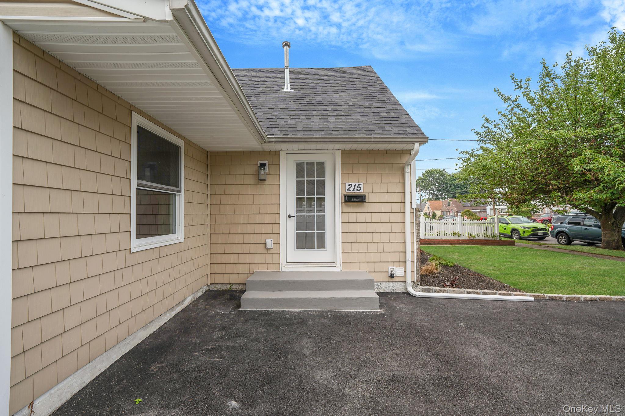 215 W Marie Street, Hicksville, NY 11801