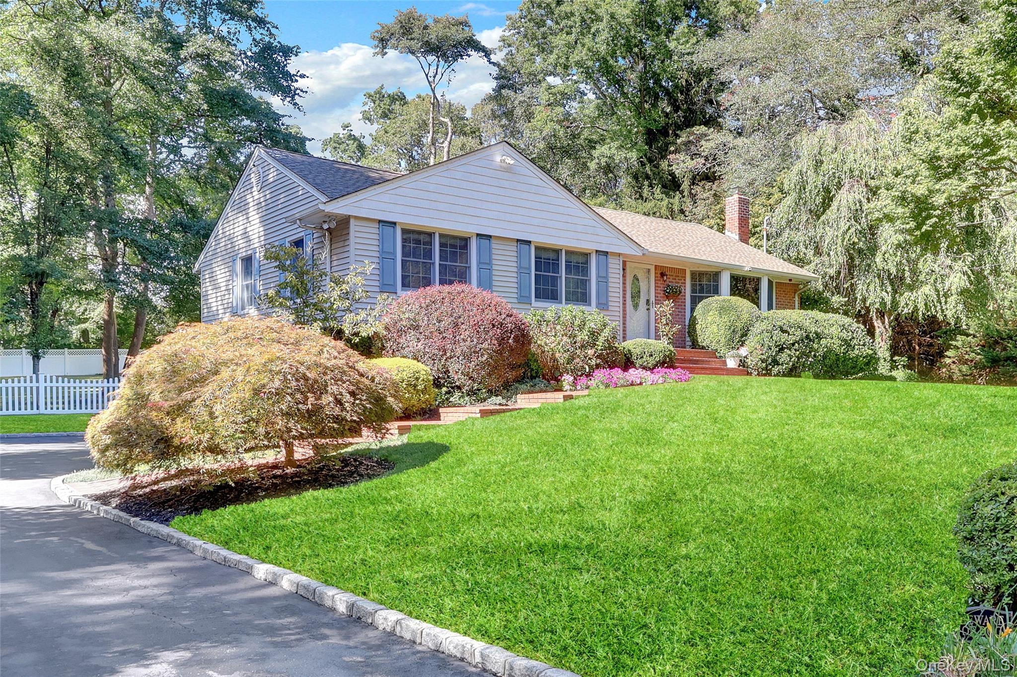 5 Robin Lane, Huntington, NY 11743