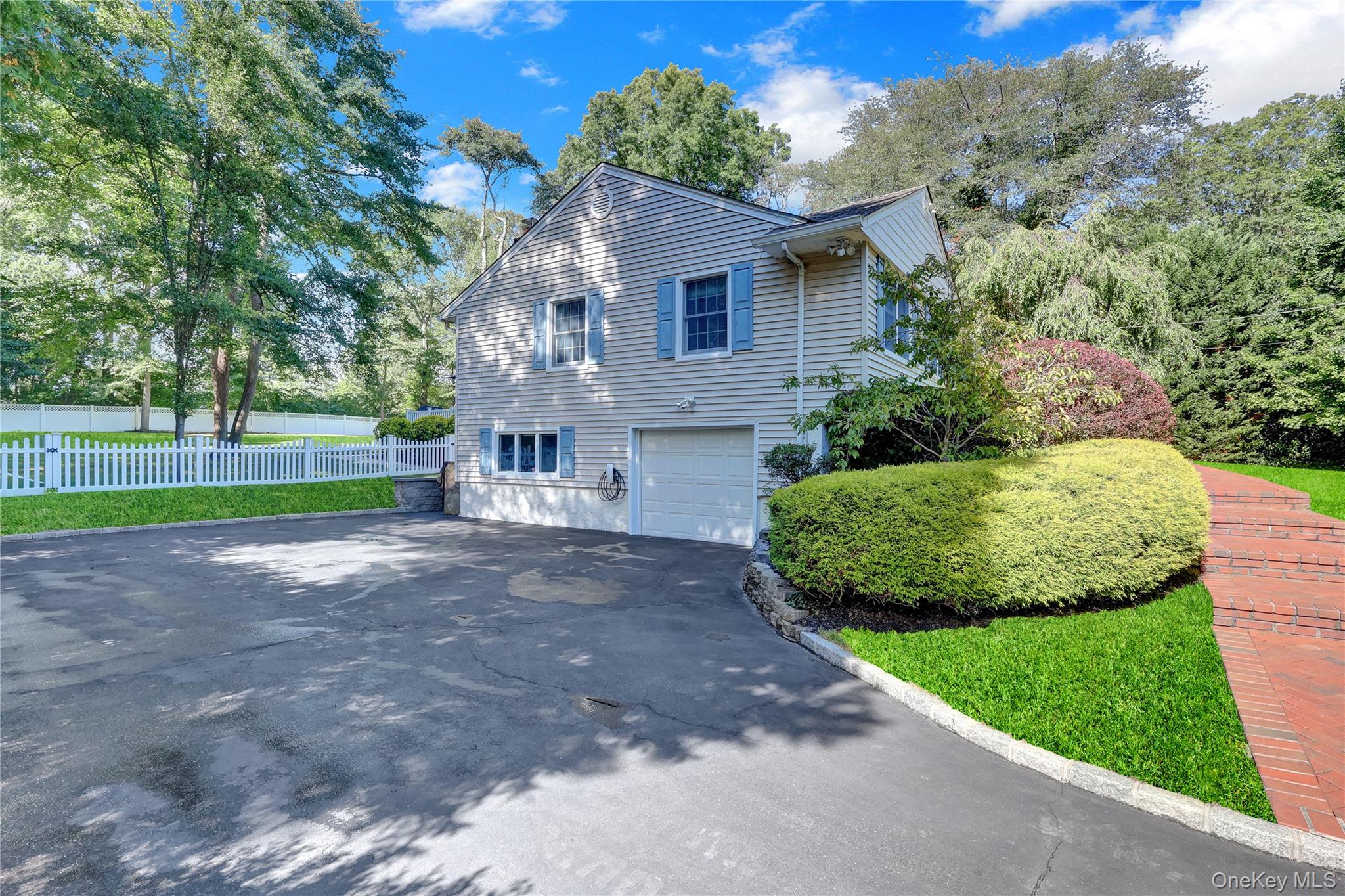 5 Robin Lane, Huntington, NY 11743