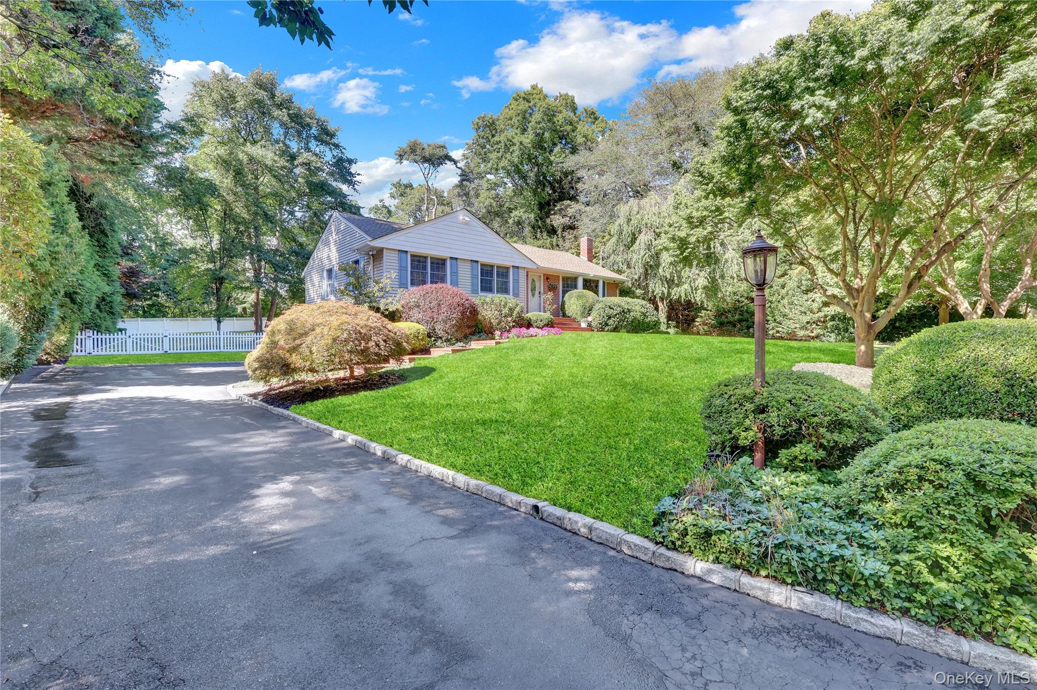 5 Robin Lane, Huntington, NY 11743