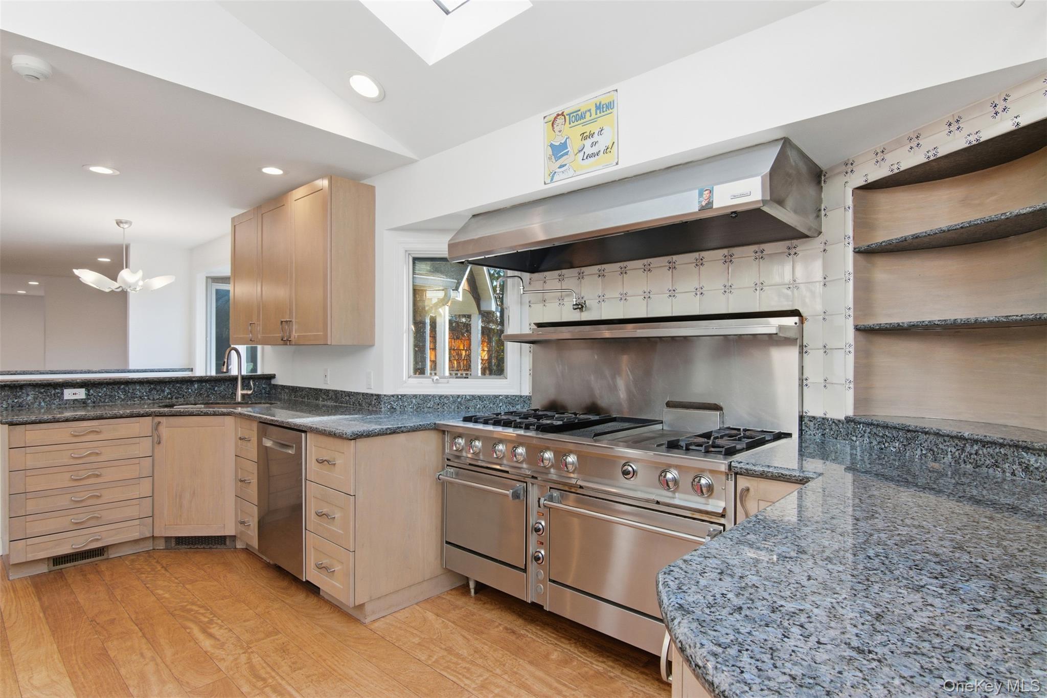 6 Vingut Lane, Setauket, NY 11733