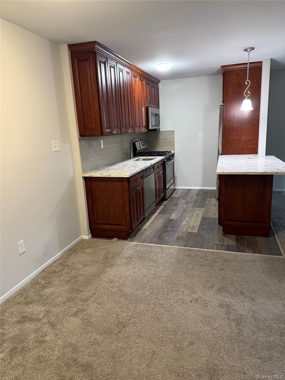 460 Old Town Road # 8L, Port Jefferson Station, NY 11776