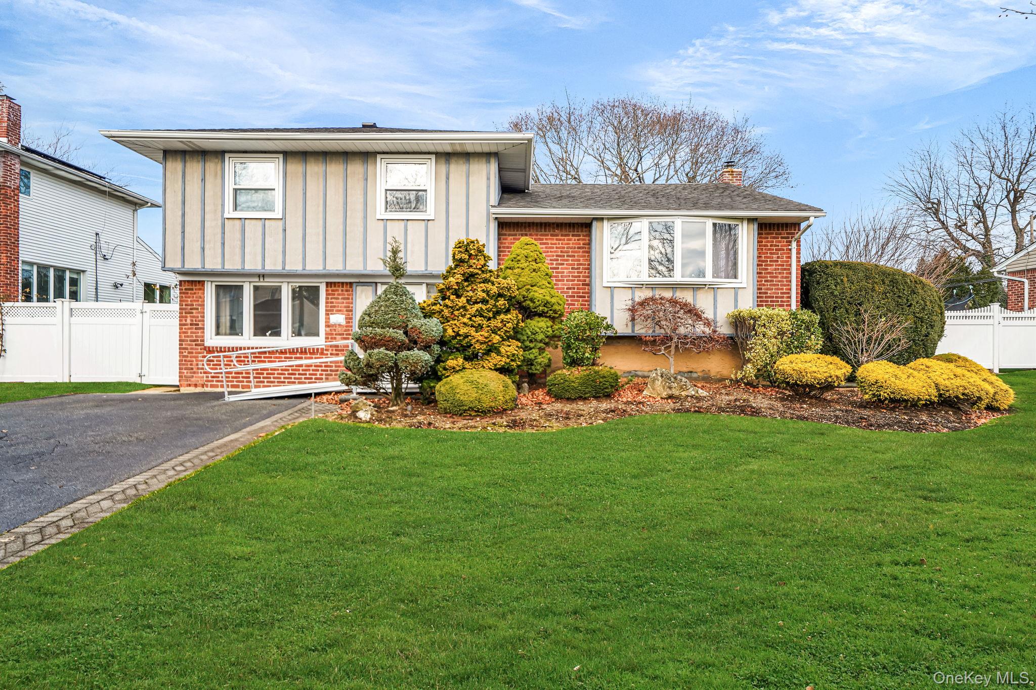 11 Fordham Drive, Plainview, NY 11803