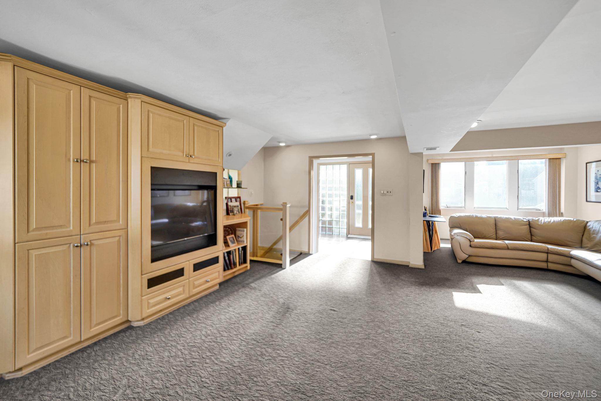 11 Fordham Drive, Plainview, NY 11803