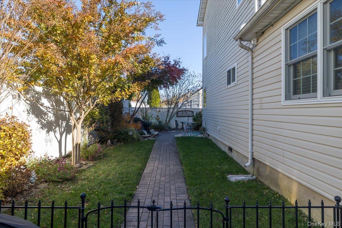 194 Newark Street, Lindenhurst, NY 11757