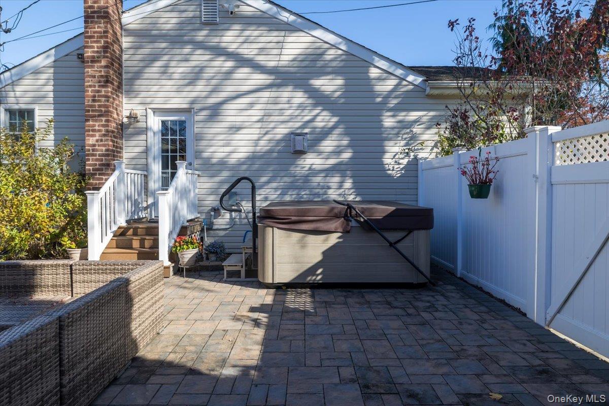 194 Newark Street, Lindenhurst, NY 11757