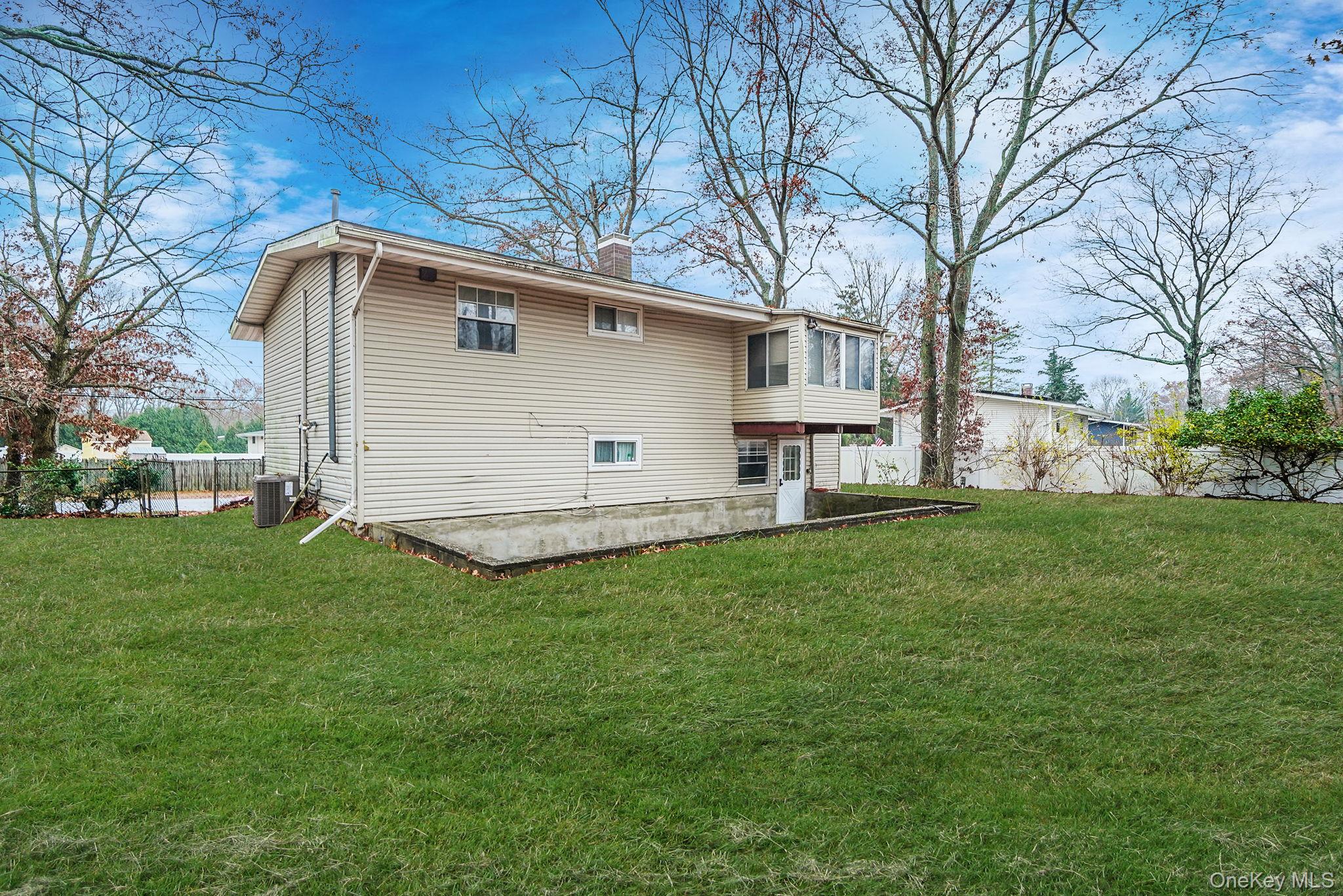 31 Cabin Lane, East Setauket, NY 11733