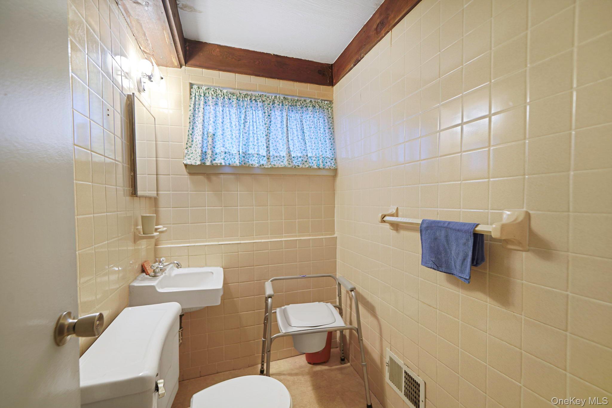 31 Cabin Lane, East Setauket, NY 11733