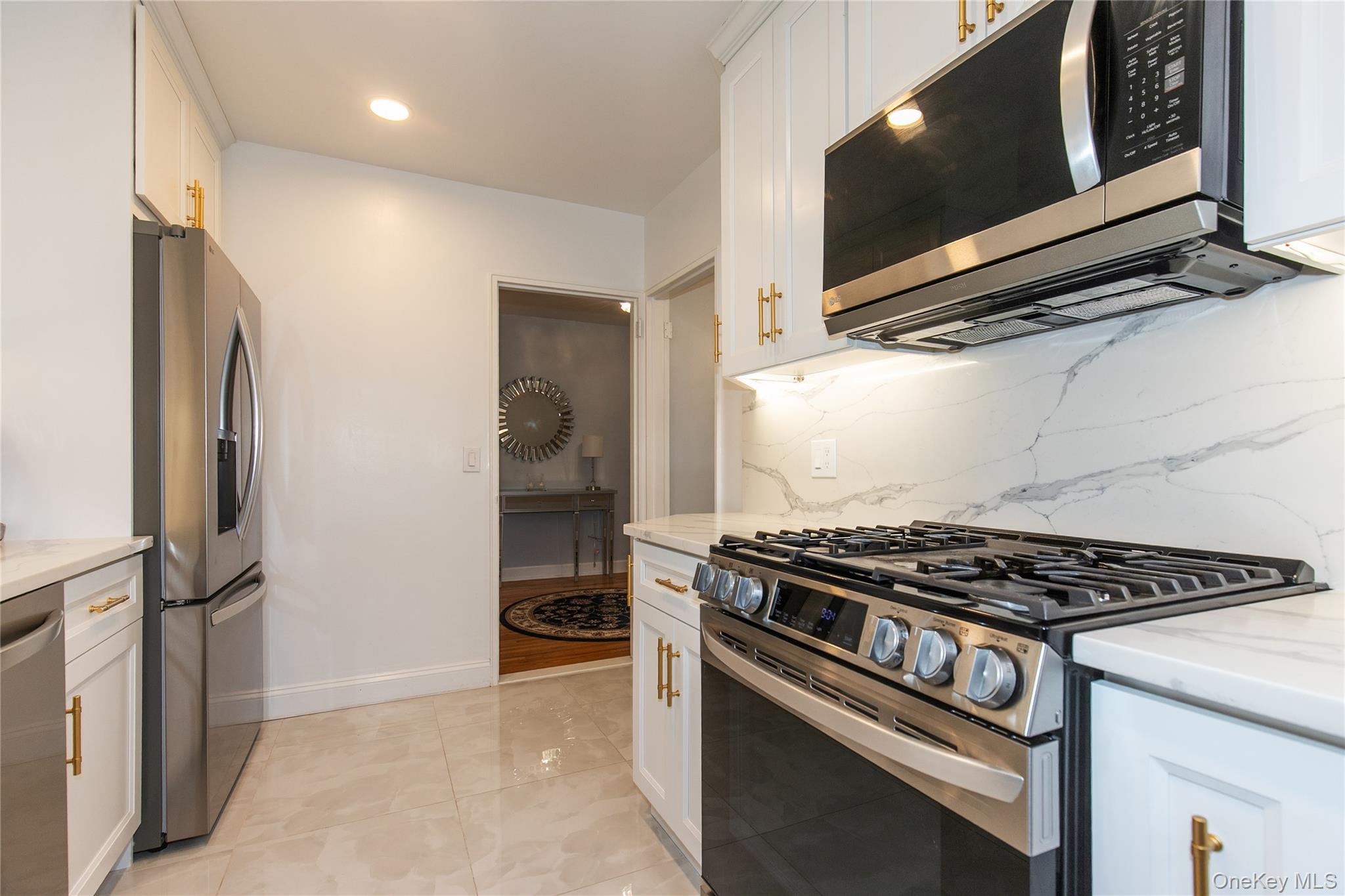 6-8 Wooleys Lane # B-34, Great Neck, NY 11023