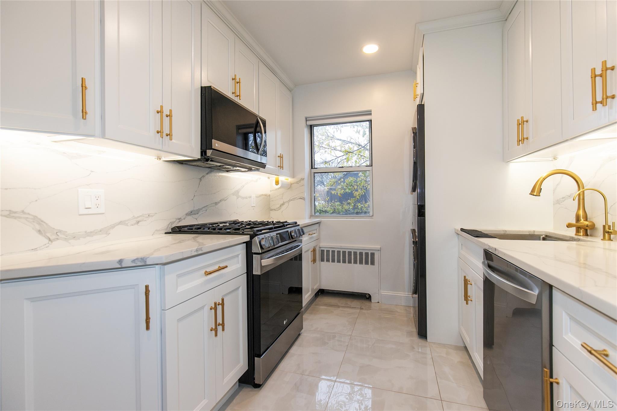 6-8 Wooleys Lane # B-34, Great Neck, NY 11023