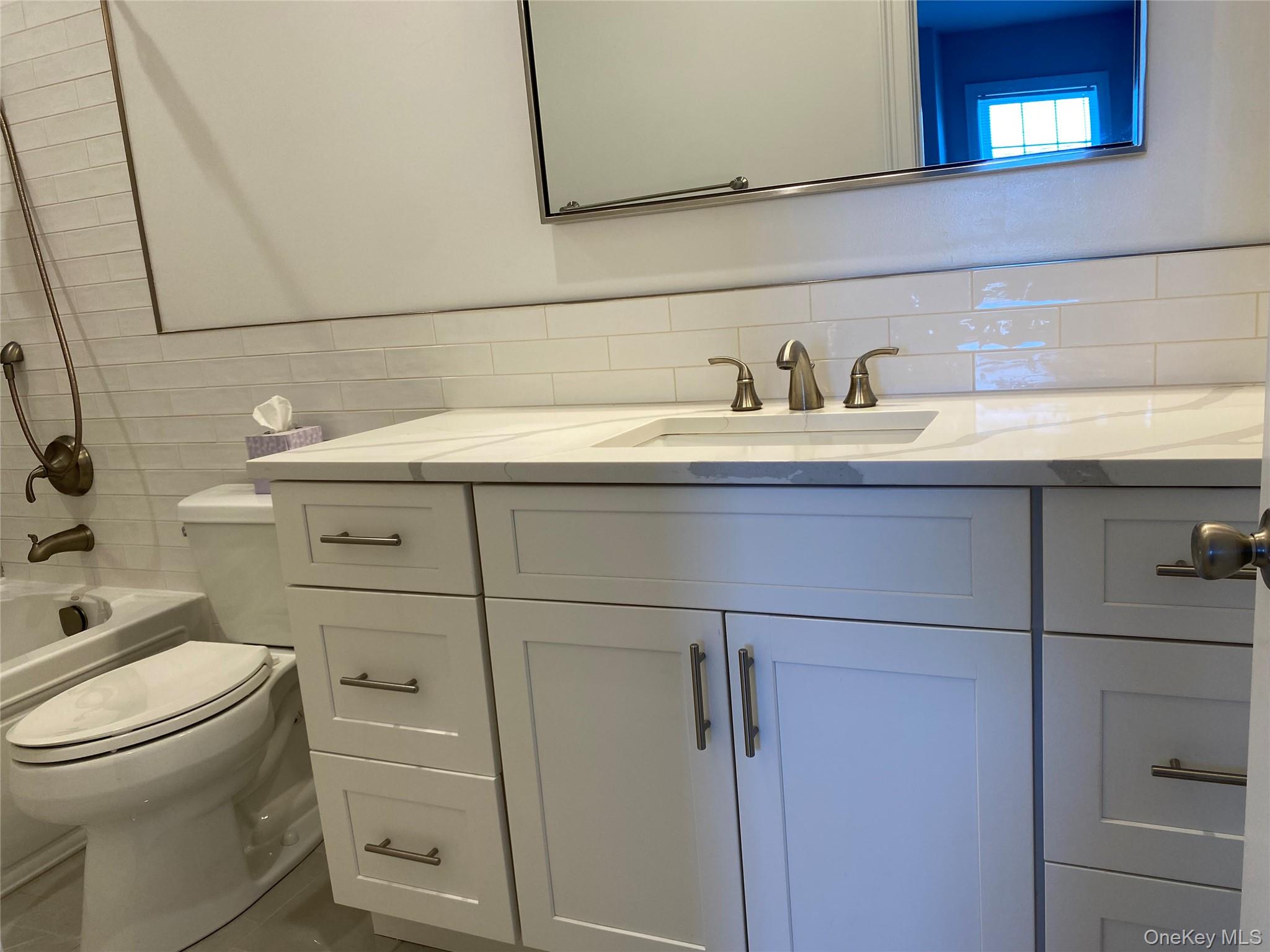 840 Montauk Highway # 3C, Copiague, NY 11726