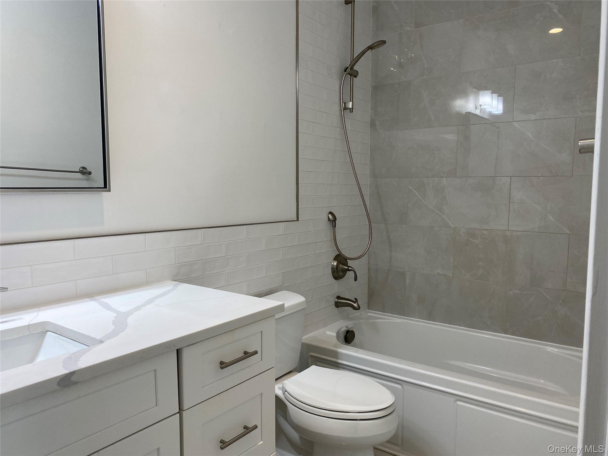 840 Montauk Highway # 3C, Copiague, NY 11726