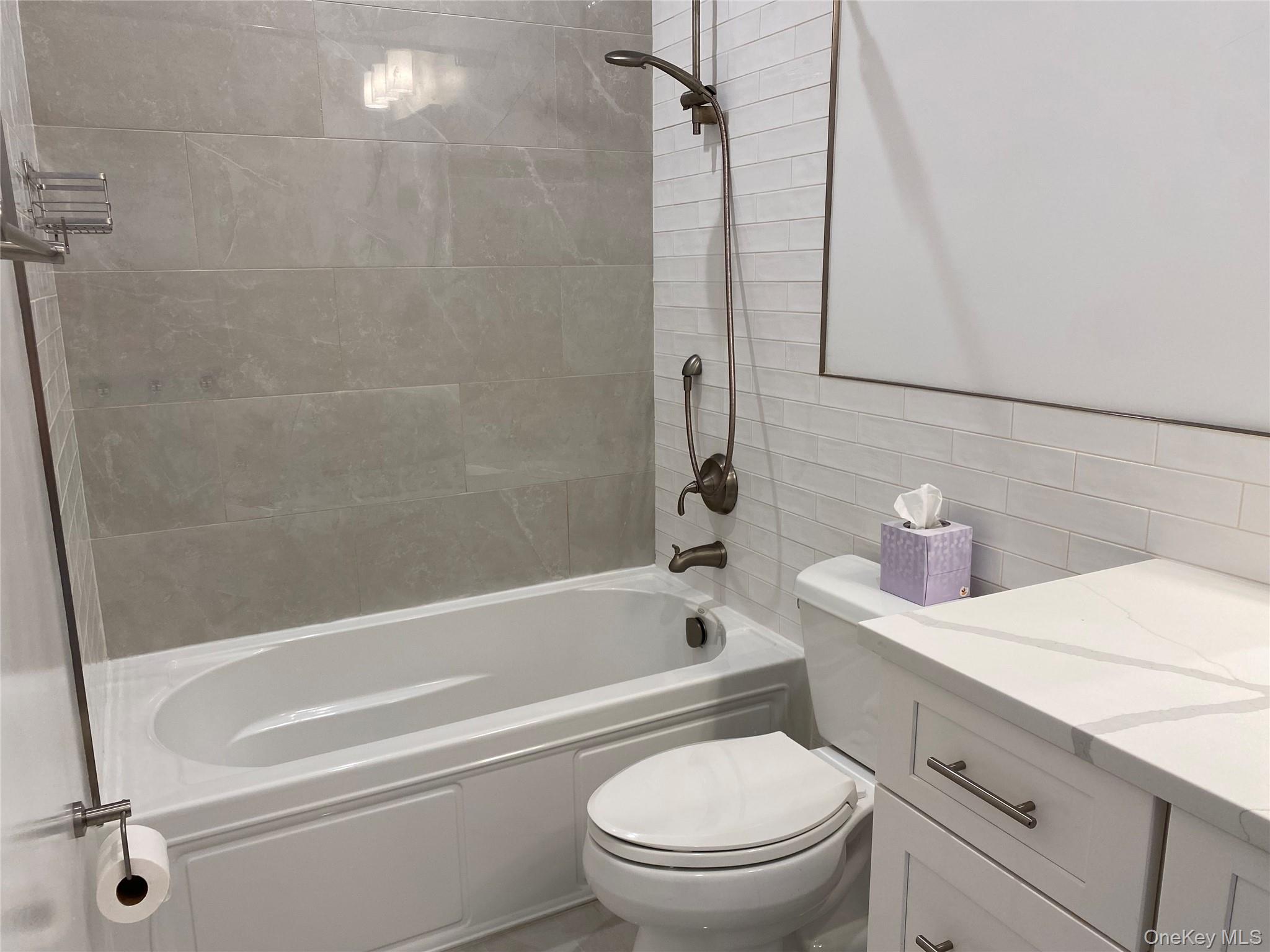 840 Montauk Highway # 3C, Copiague, NY 11726