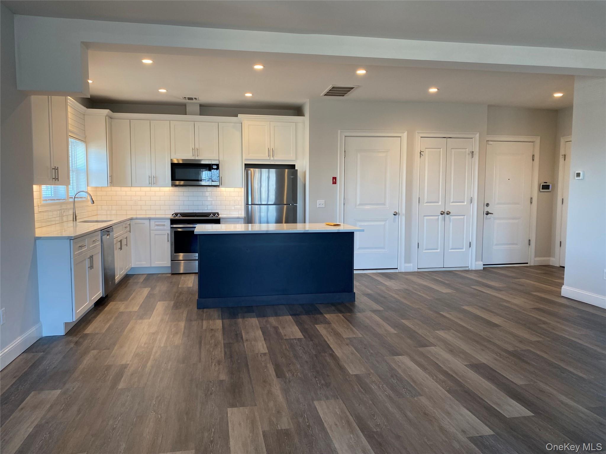 840 Montauk Highway # 3C, Copiague, NY 11726