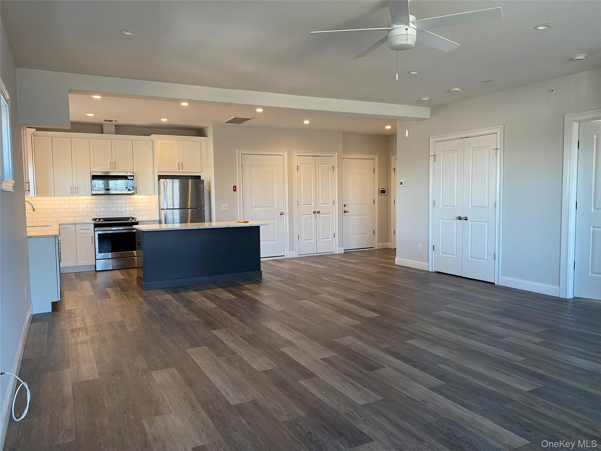 840 Montauk Highway # 3C, Copiague, NY 11726