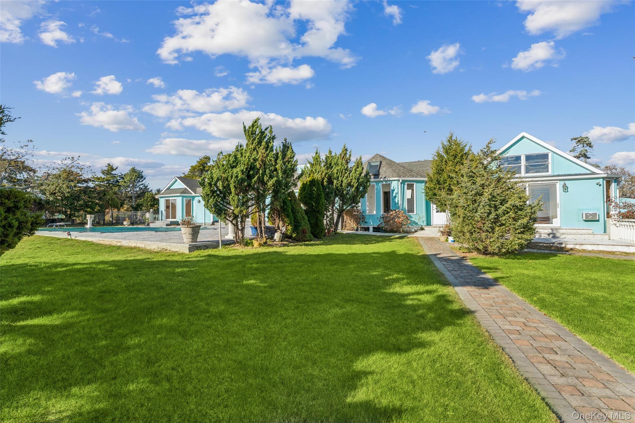 6 Last Lane, Hampton Bays, NY 11946