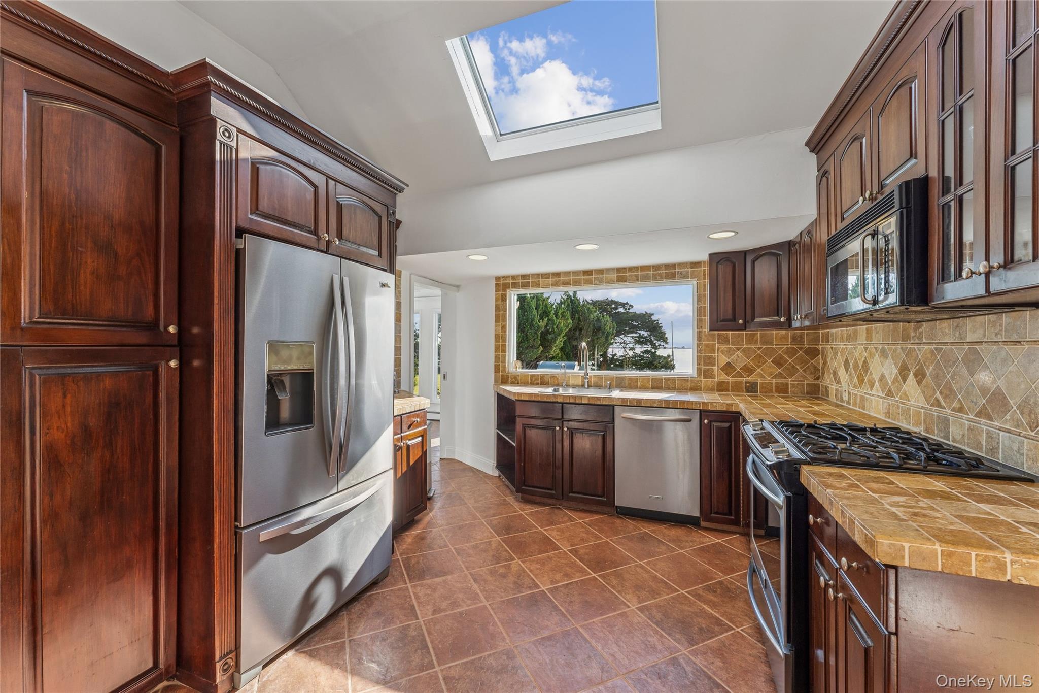 6 Last Lane, Hampton Bays, NY 11946