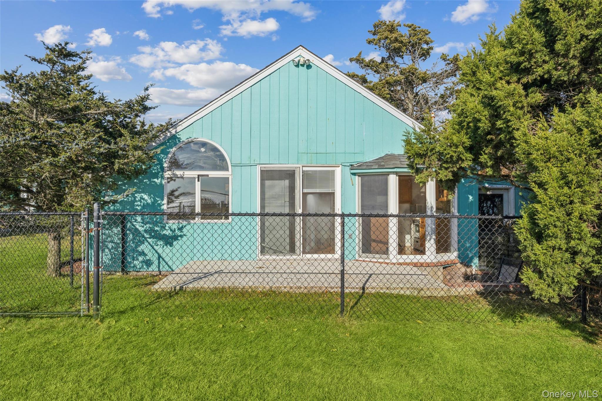 6 Last Lane, Hampton Bays, NY 11946