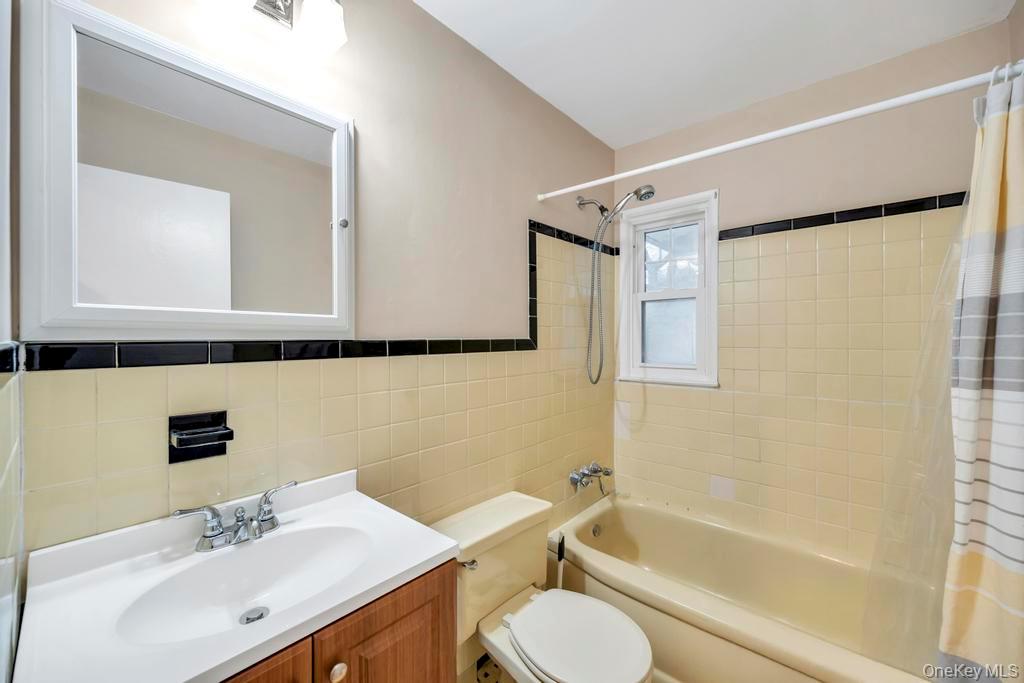 24 W Oak Street, Farmingdale, NY 11735