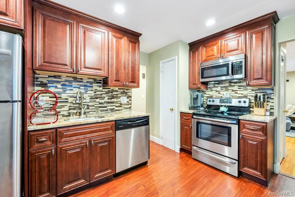 24 W Oak Street, Farmingdale, NY 11735