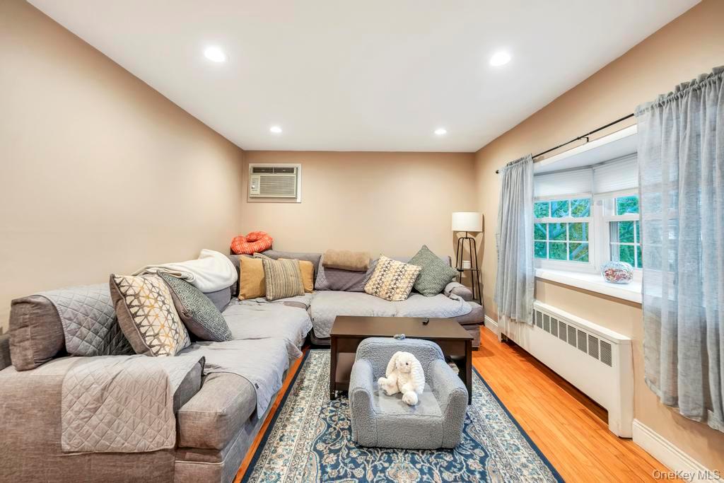 24 W Oak Street, Farmingdale, NY 11735