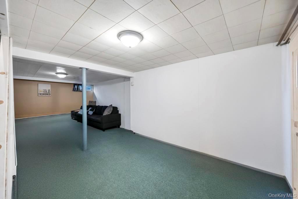 24 W Oak Street, Farmingdale, NY 11735