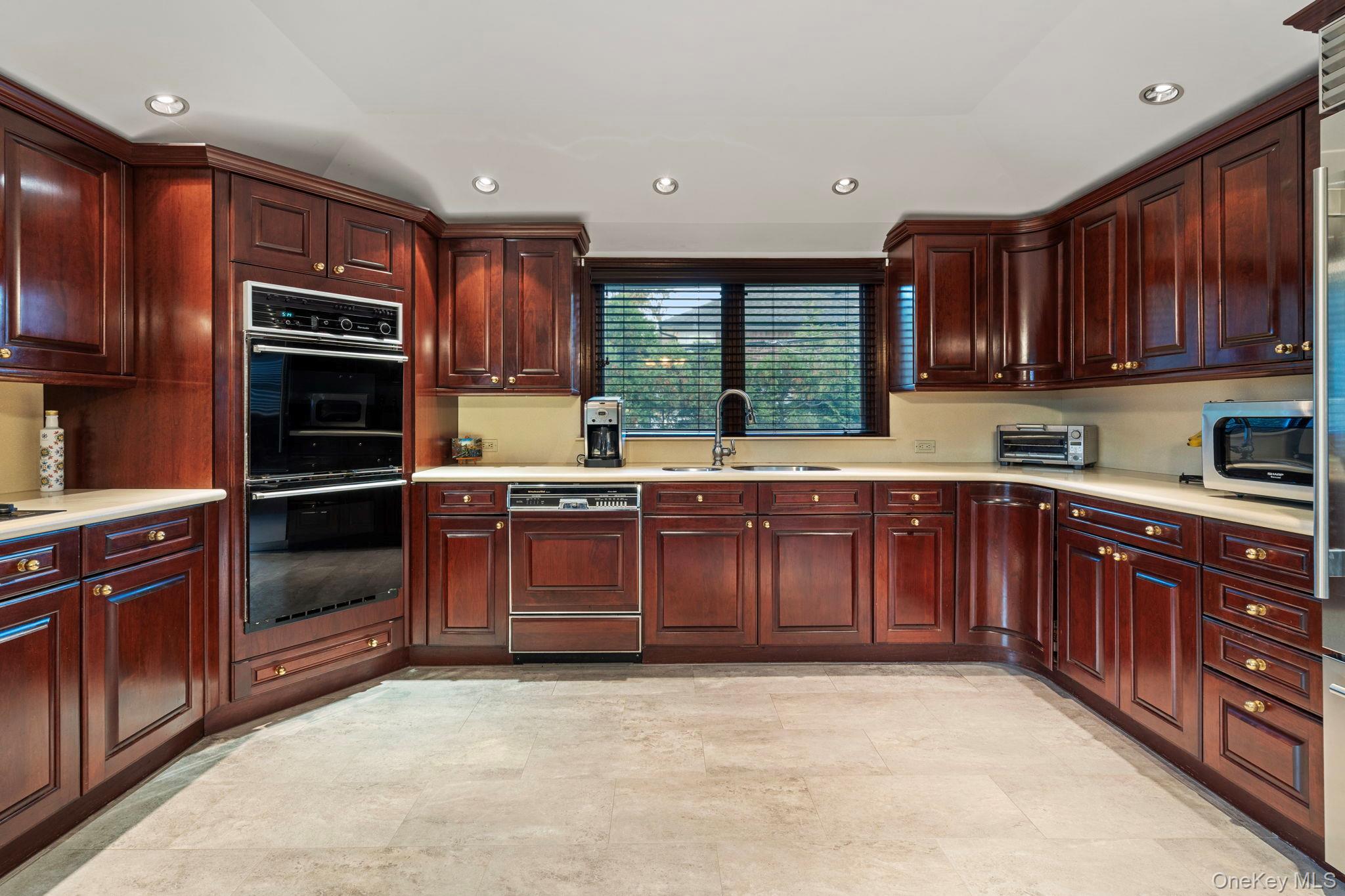 158 Old Courthouse Road, Manhasset Hills, NY 11040