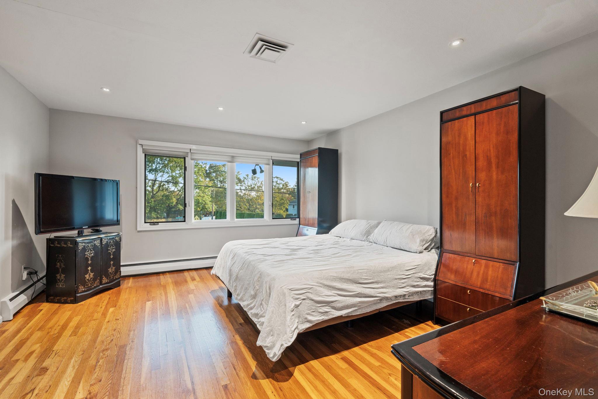 158 Old Courthouse Road, Manhasset Hills, NY 11040