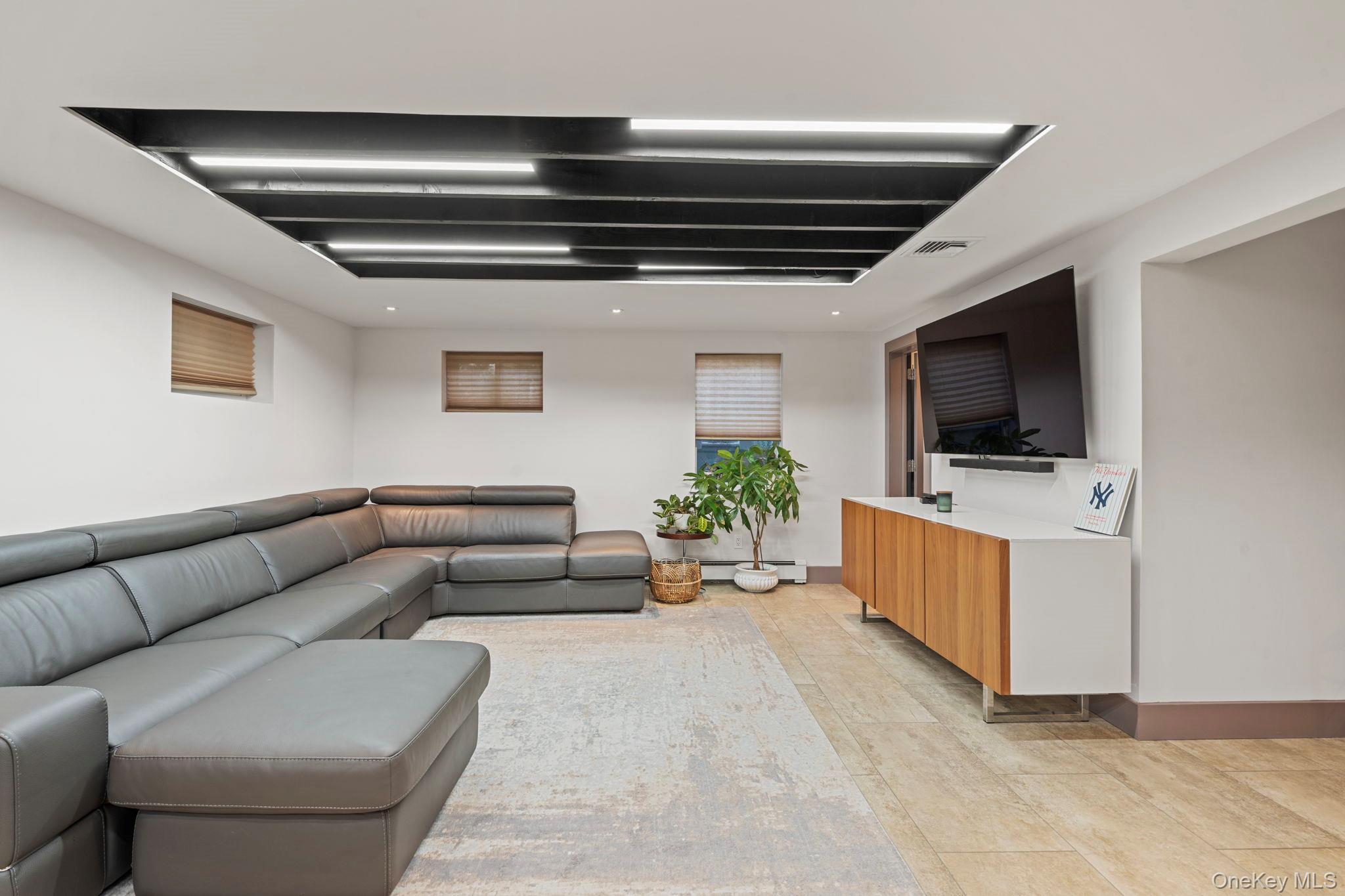 158 Old Courthouse Road, Manhasset Hills, NY 11040