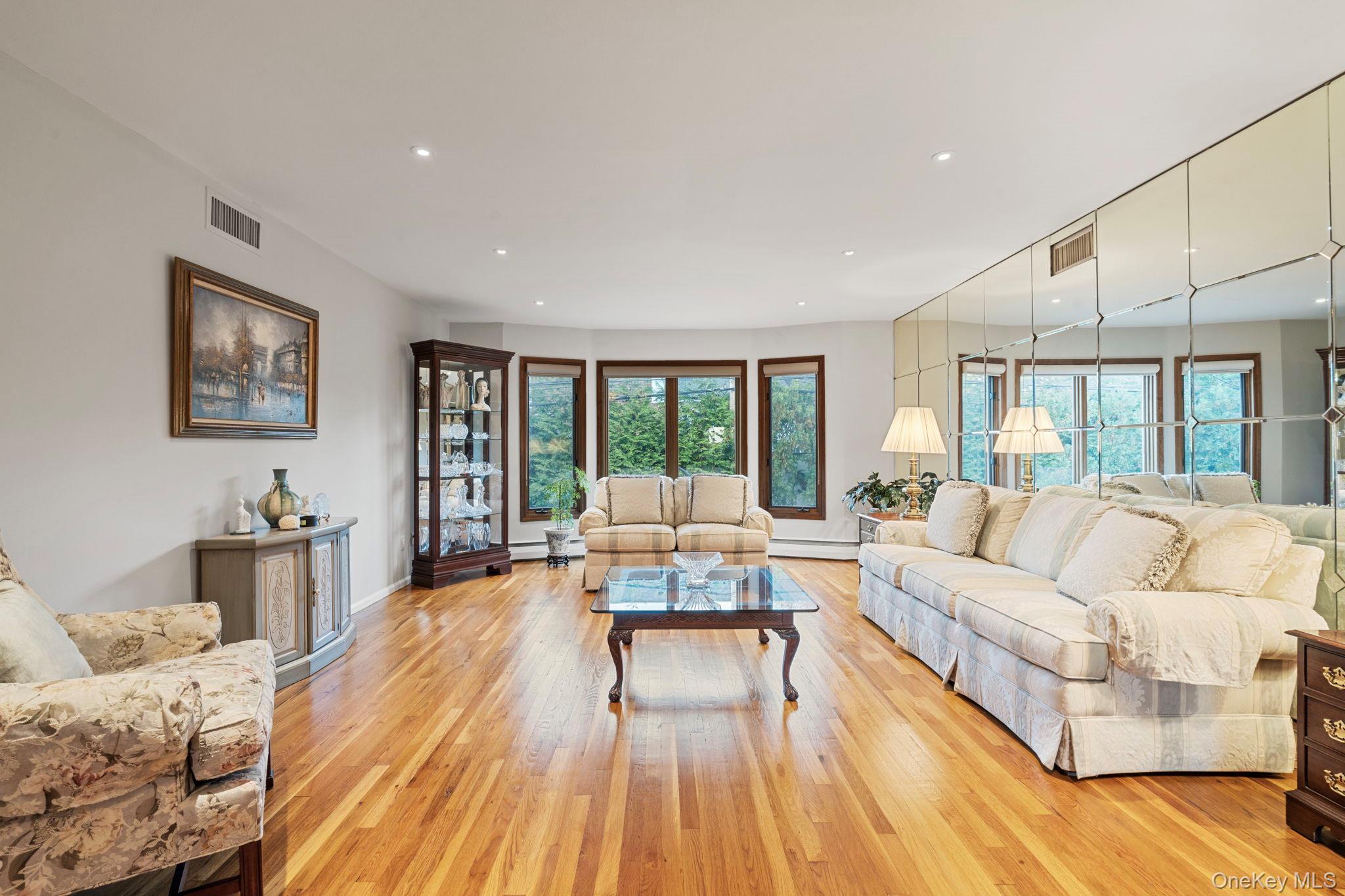 158 Old Courthouse Road, Manhasset Hills, NY 11040