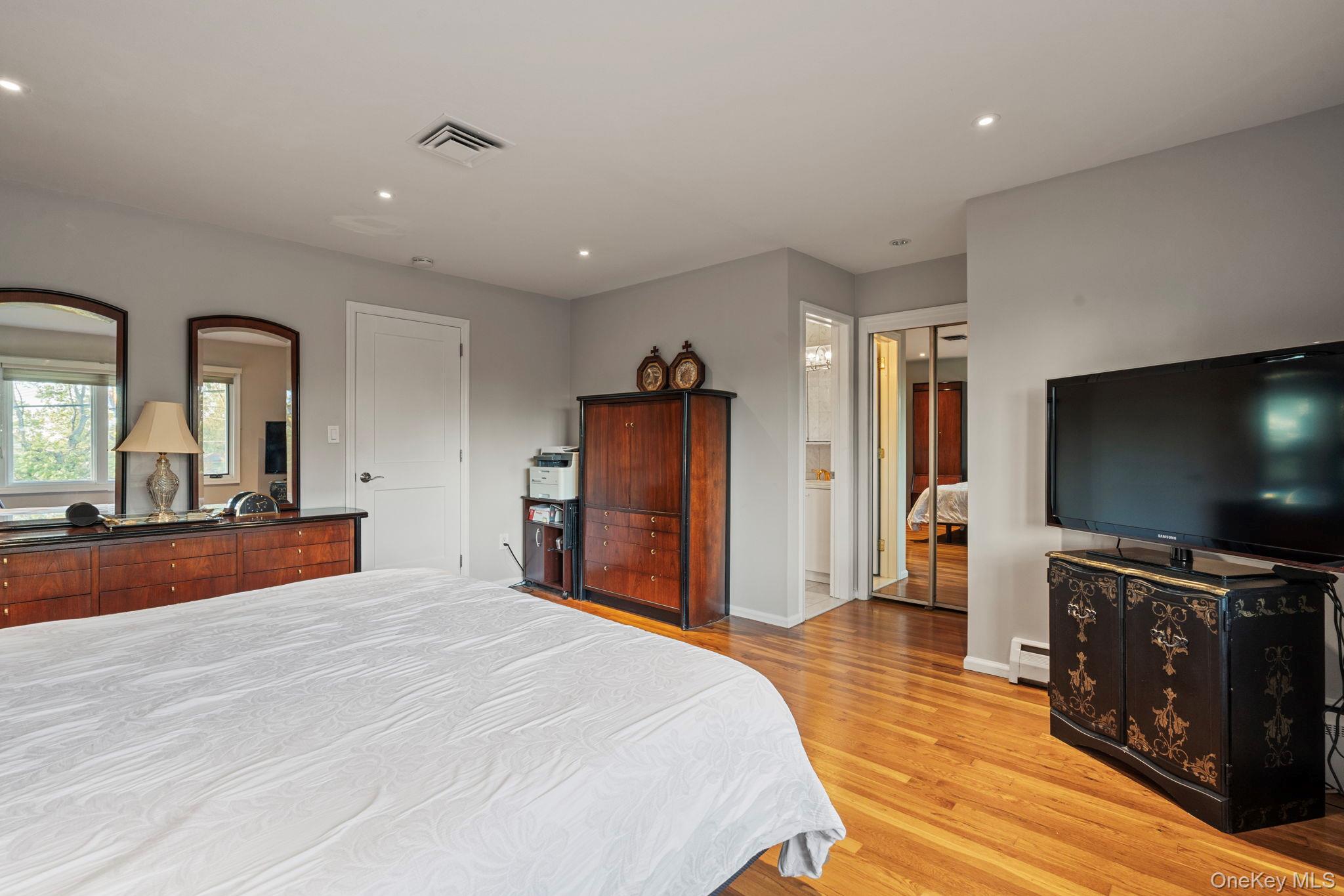 158 Old Courthouse Road, Manhasset Hills, NY 11040