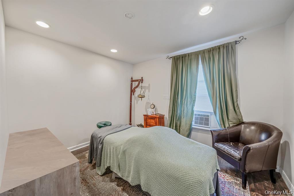 1405 Montauk Highway, Oakdale, NY 11769