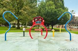 45 HILLPARK Avenue # 2L, Great Neck, NY 11021