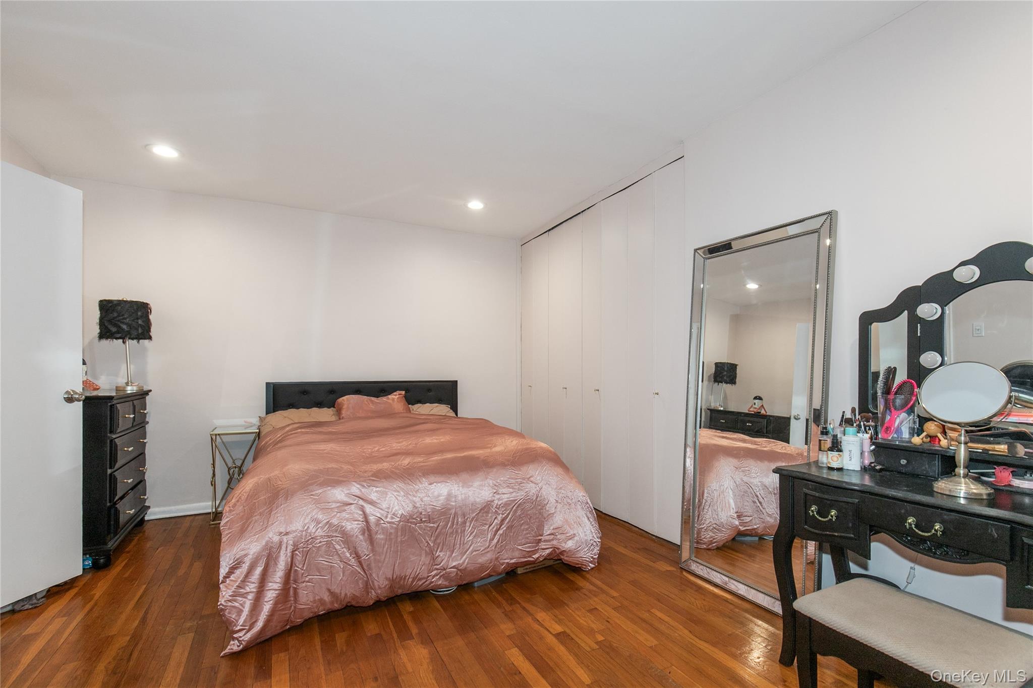 45 HILLPARK Avenue # 2L, Great Neck, NY 11021