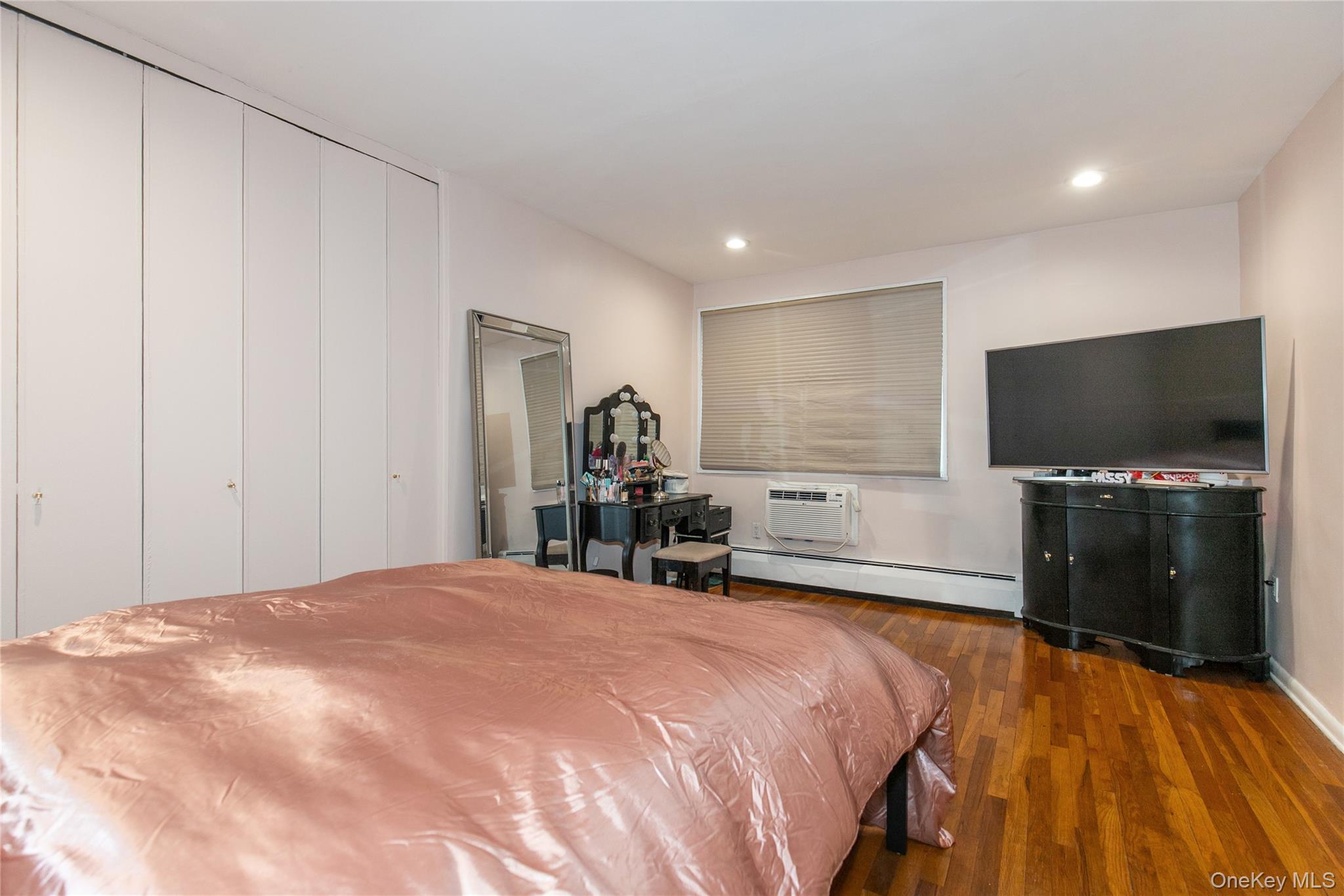 45 HILLPARK Avenue # 2L, Great Neck, NY 11021