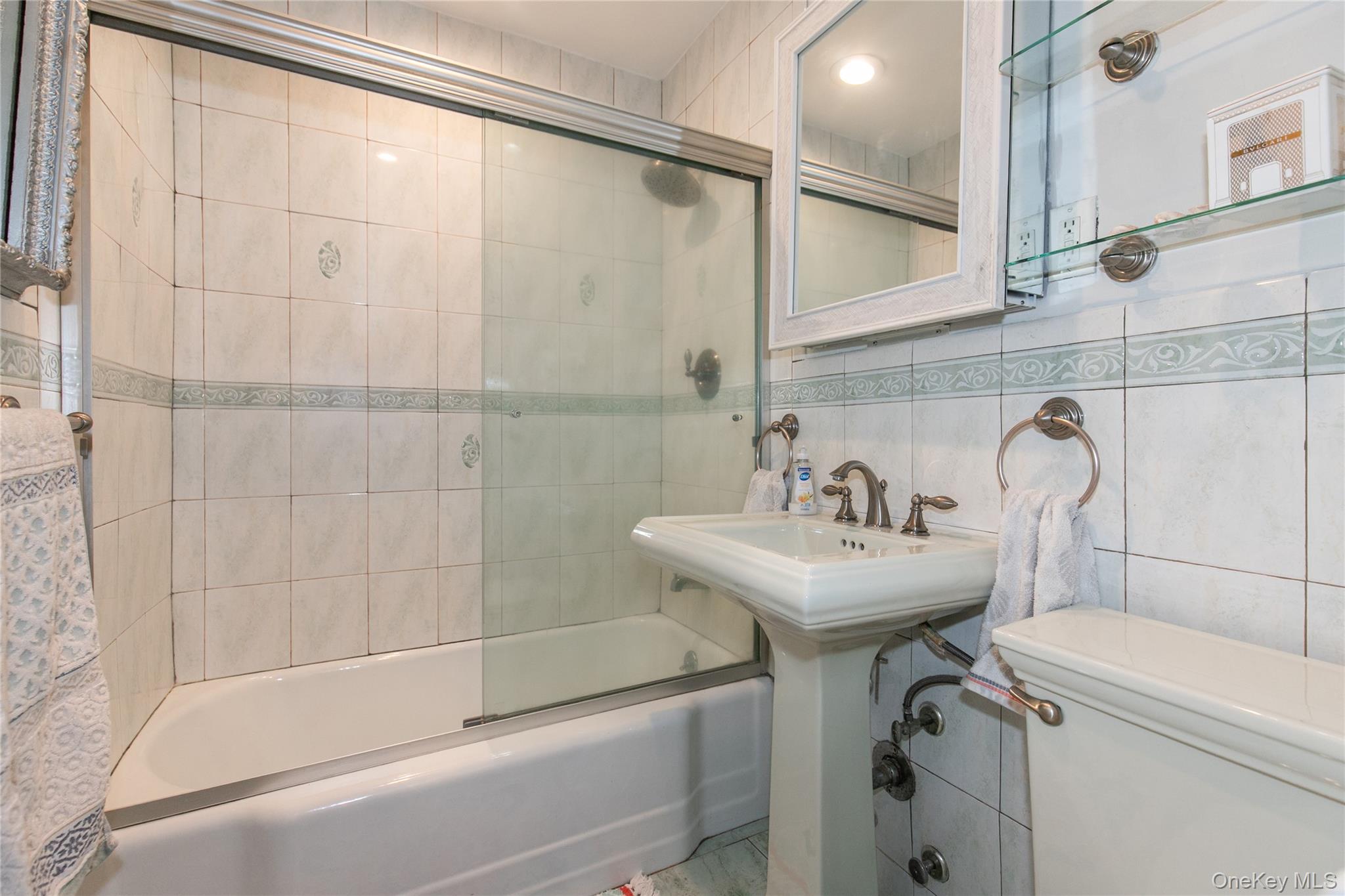 45 HILLPARK Avenue # 2L, Great Neck, NY 11021