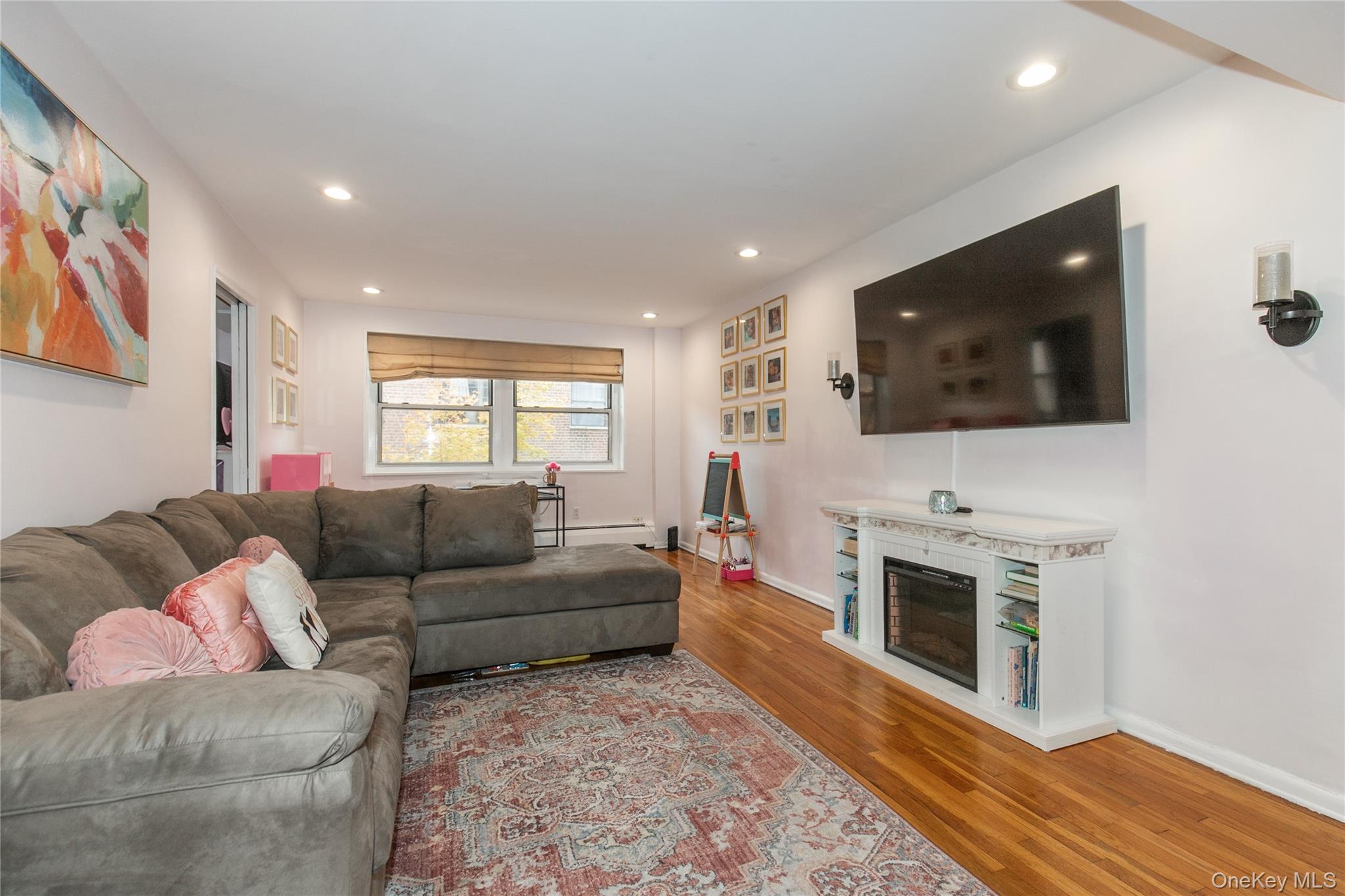 45 HILLPARK Avenue # 2L, Great Neck, NY 11021