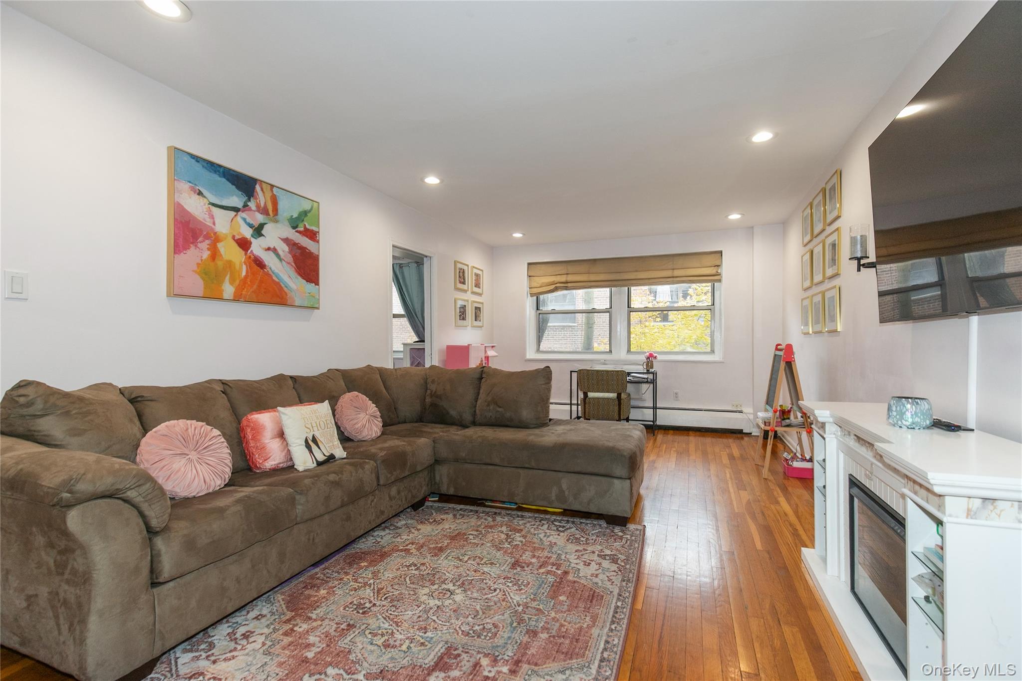 45 HILLPARK Avenue # 2L, Great Neck, NY 11021