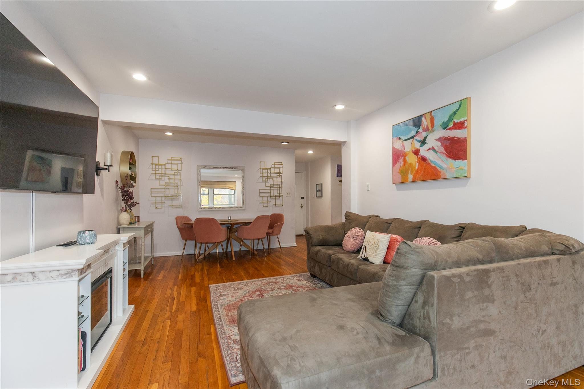 45 HILLPARK Avenue # 2L, Great Neck, NY 11021