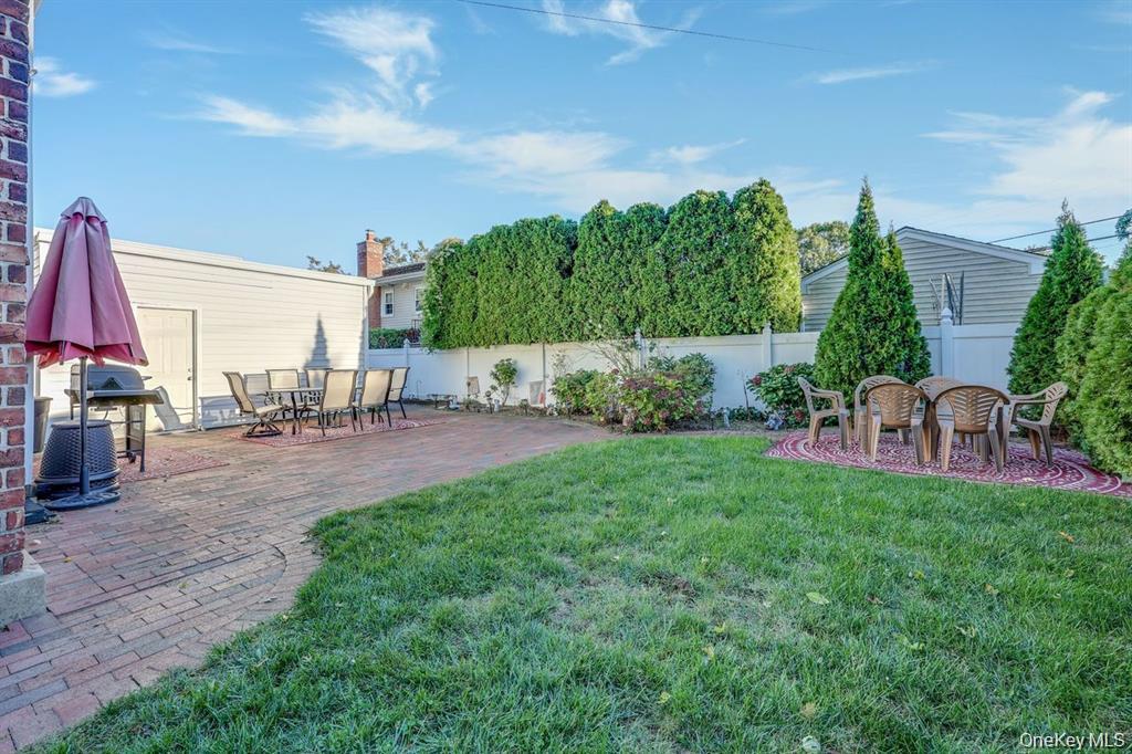 17 Oxford Street, Malverne, NY 11565