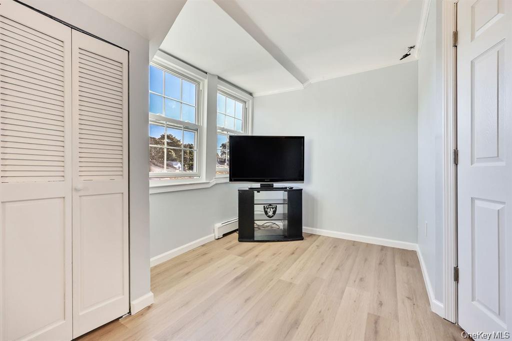 17 Oxford Street, Malverne, NY 11565